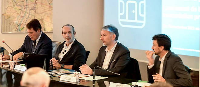The cable transport project between Lyon and its western suburbs, led by the president of the metropolis Bruno Bernard (3rd from the left), continues to generate tensions.