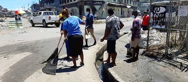 Iles Salomon: les habitants inquiets de la capitale nettoient les decombres