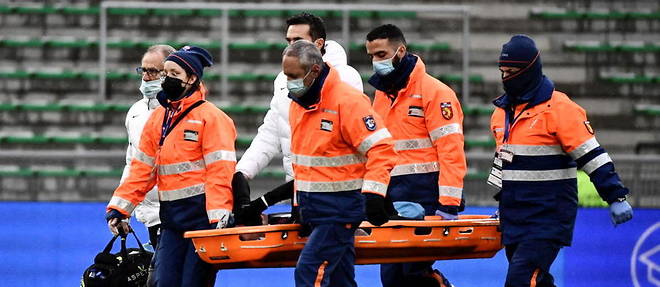 Blesse a la cheville gauche, Neymar a ete evacue du terrain, dimanche 28 novembre.
