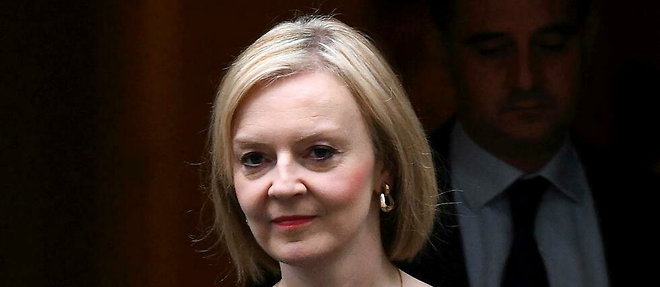 (FILES) In this file photo taken on September 23, 2022 Britain's Prime Minister Liz Truss walks out of Number 10 Downing Street on her way to the House of Commons for the government's anti-inflation budget plan in London. - UK Prime Minister Liz Truss on September 29, 2022 defended her tax cuts policy, despite it triggering market turmoil and forcing a Bank of England intervention to prevent 