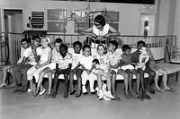 Joséphine Baker et ses 12 enfants adoptés, le 30 août 1964.
