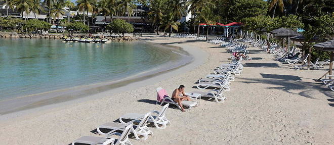 Sur la plage du Creole Beach Hotel, en Guadeloupe, les touristes se font rares.

