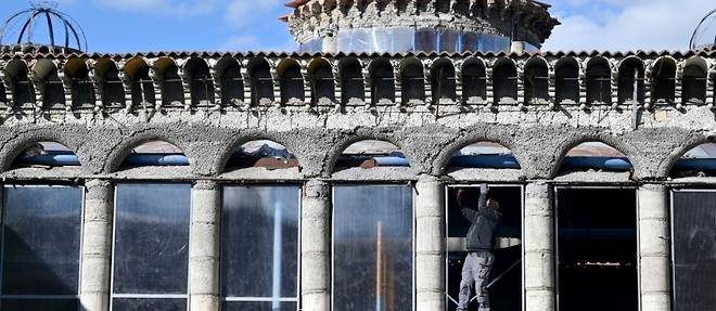 Pres de Madrid, la "cathedrale" en materiaux de recup' batie par un ancien moine