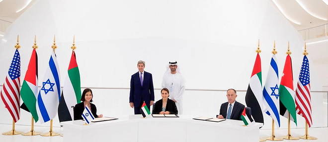 Signature de la lettre d'intention entre Israel, la Jordanie et les Emirats arabes unis portant sur la fourniture d'energie solaire en echange d'eau desalinisee, le 20 novembre 2021 a Dubai.
