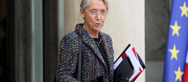 Elisabeth Borne, la ministre du Travail, a la sortie du conseil des ministres a l'Elysee, le 24 novembre 2021. 
