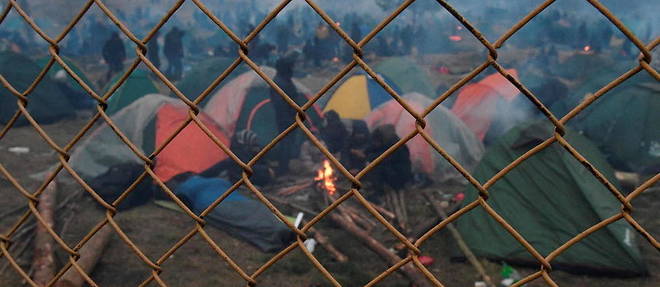 Les migrants se massent a la frontiere entre la Pologne et la Bielorussie.
