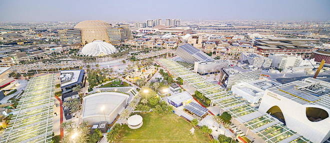 Vue aerienne de l'expo Dubai 2020 avec l'installation de l'artiste franco-suisse Saype.  
