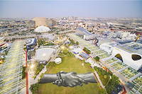 Vue aérienne de l'expo Dubaï 2020 avec l'installation de l'artiste franco-suisse Saype.  
