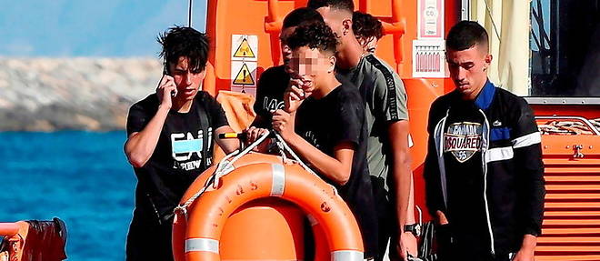 Le 12 septembre, un navire espagnol de sauvetage en mer recupere 23 migrants algeriens pres d'Almeria, sur la cote sud de l'Espagne, alors qu'ils naviguaient sur de freles embarcations.