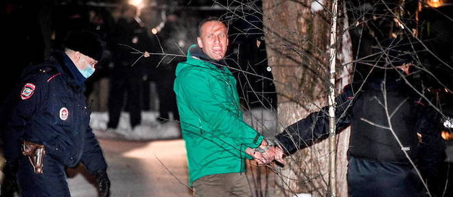 Le leader de l'opposition russe Alexei Navalny escorte par la police, le 18 janvier 2021.
