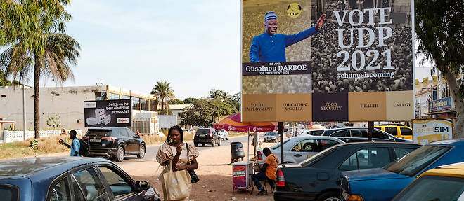 Face au president Barrow, il y a cinq candidats dont Ousainou Darboe, principal candidat du parti d'opposition, dont le portrait est la sur un panneau a Banjul. 
