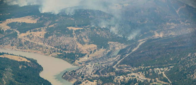 Un feu de foret a ravage le village de Lytton, dans les montagnes en Colombie-Britannique, en juillet 2021.
