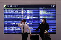 Des passagers arrivent à l'aéroport Haneda de Tokyo. En raison du variant Omicron, le pays va se refermer à nouveau.
