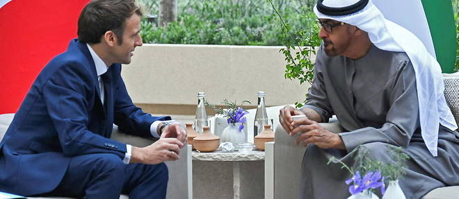 Le president francais Emmanuel Macron en conversation avec le prince heritier d'Abou Dhabi Mohammed ben Zayed, le 3 decembre 2021 a l'exposition universelle de Dubai.
