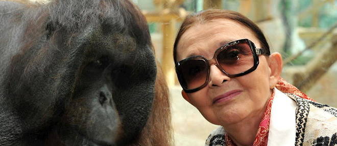 Francoise Delord, fondatrice du zoo de Beauval, pose a cote d'un orang-outan, le 19 juillet 2011, a Saint-Aignan.
