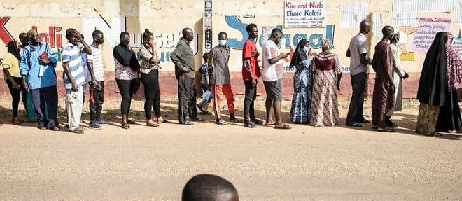 Les Gambiens elisent leur president pour panser les plaies de la dictature et du Covid