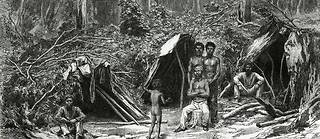 Campement et groupe d'Aborigènes en Australie (détail d'une gravure du XIXe siècle). La liberté  première de pouvoir quitter son lieu de vie tout en sachant que l’on trouvera le gîte et le couvert où que l’on aille est au centre de l’organisation sociale des Aborigènes.
