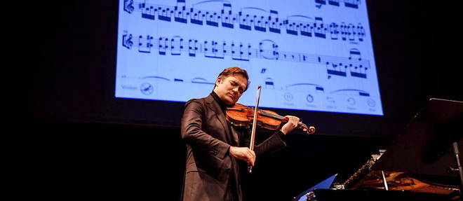 Le violoniste Renaud Capucon devant une partition numerique de l'application NomadPlay.
