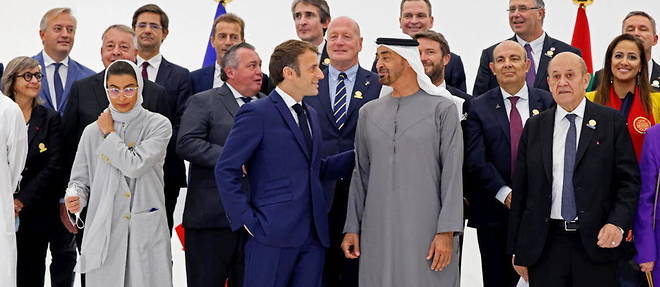 Le president francais Emmanuel Macron et le prince heritier des Emirats Mohammed ben Zayed al-Nahyan (MBZ) le 3 decembre 2021 a Dubai.
