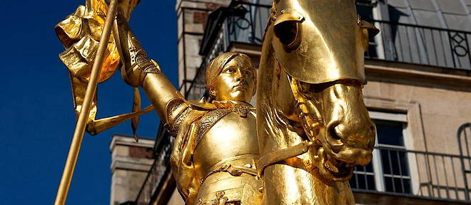 La celebre statue doree representant Jeanne d'Arc a cheval, place des Pyramides, a Paris. Mais pourquoi l'avoir placee ici, sur la rue de Rivoli, alors que le 8 septembre 1429, c'est a pres de 300 metres de la, au 15, rue de Richelieu, qu'elle fut blessee sur l'ancien emplacement du marche aux pourceaux ? 
