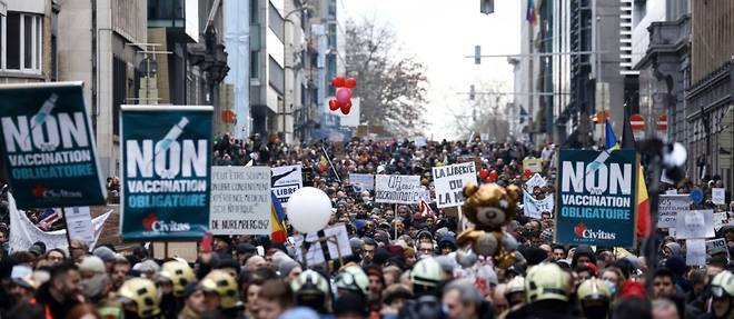 Des heurts a Bruxelles pendant une manifestation contre les mesures antiCovid