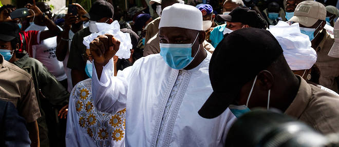Discret et sorti de nulle part, Adama Barrow etait un illustre inconnu jusqu'a ce qu'il remporte la presidentielle du 1er decembre 2016, mettant fin du meme coup a 22 ans de regne du dictateur Yahya Jammeh.
