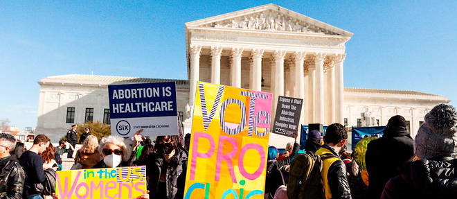 Des manifestants << pro-choix >>, favorables au droit a l'avortement, manifestent devant la Cour supreme des Etats-Unis.
