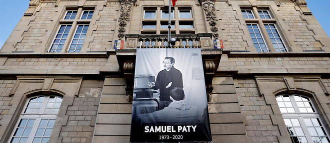 

Cette photo, prise le 3 novembre 2020, montre une affiche representant Samuel Paty placee sur la facade de l'hotel de ville de Conflans-Sainte-Honorine.
