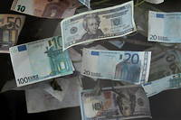 Dollars et euros, émis par les banques centrales.
