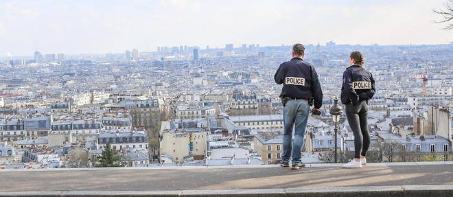 Deux policiers a Paris, le 18 mars 2020.  

