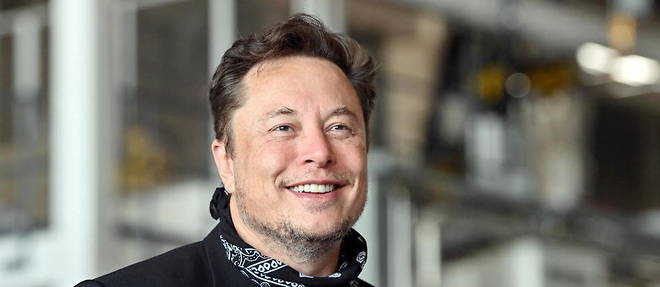 Elon Musk, patron de Tesla, l'homme le plus fortune de la planete. 
