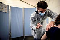Un patient recevant une dose du vaccin Pfizer-BioNTech à Lyon, le 27 novembre 2021.
