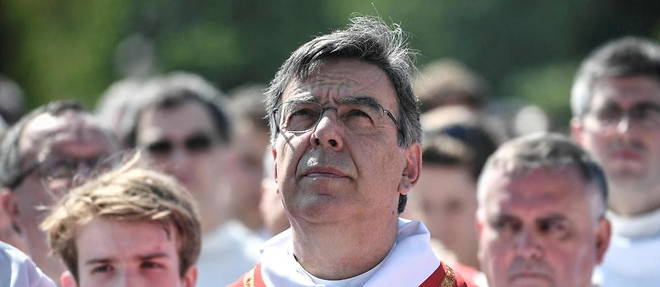 Monseigneur Aupetit lors d'une ceremonie en avril 2019 devant Notre-Dame de Paris.
