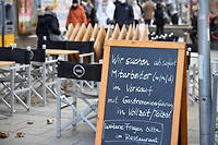 Devant un restaurant a Munich (Allemagne), en decembre. Les secteurs de la restauration, de la distribution et des services a la personne font face a une penurie de main-d'oeuvre dans le monde entier.
