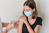 Une jeune femme se fait vacciner à Paris.
