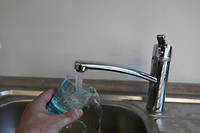 « L'eau du robinet peut (donc) être consommée sans restriction », insiste l'agence régionale de santé.
