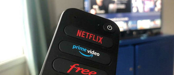 La telecommande de la Freebox pop met en valeur les plateformes video et l'interface Free.
