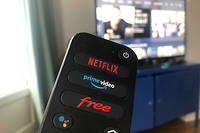 La telecommande de la Freebox pop met en valeur les plateformes video et l'interface Free.
