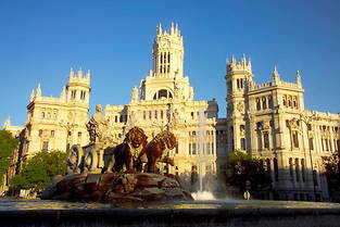 A Madrid, outre les bâtiments emblématiques, comme ici la plaza de cibeles, on pourchasse aussi le chef d’oeuvre, des Goya du palais Liria aux Greco du marquis de Cerralbo. 
