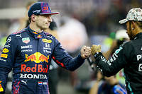 L'affrontement aux essais du GP d'Abou Dhabi 2021 a tourné à l'avantage de Verstappen, tout sourire face à un Hamilton résigné mais pas vaincu.
