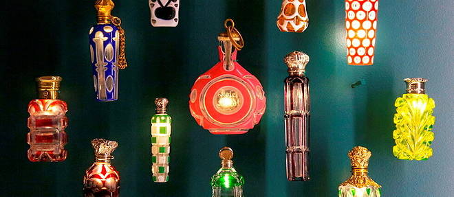 Flacons precieux en cristal du XIXe siecle exposes au musee du Parfum Fragonard de Paris.