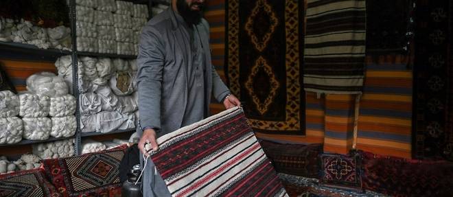 En Afghanistan, tisser des tapis pour tenter d'echapper au chomage et a la crise