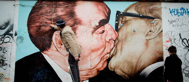 << Le Baiser >>.Leonid Brejnev et Erich Honecker (East Side Gallery, Berlin).
