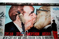 « Le Baiser ».Léonid Brejnev et Erich Honecker (East Side Gallery, Berlin).
