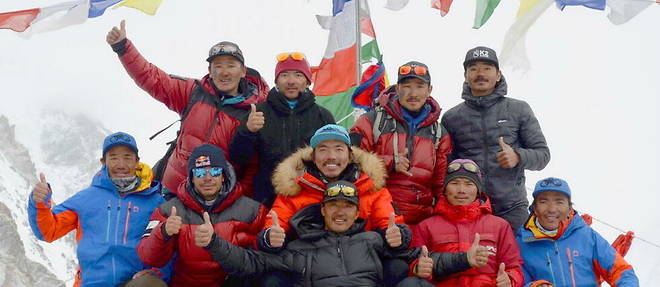 Les dix Nepalais victorieux. Au fond, de gauche a droite : Pemchhiri Sherpa, Mingma David Sherpa, Gelje Sherpa, Dawa Temba Sherpa. Au centre, de gauche a droite : Dawa Tenzing Sherpa, Nirmal Purja, Mingma Gyalje, Sona Sherpa, Kilu Pemba Sherpa. Au premier plan : Mingma Tenzi Sherpa.
