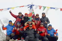Les dix Népalais victorieux.   Au fond, de gauche à droite :   Pemchhiri Sherpa, Mingma David Sherpa, Gelje Sherpa, Dawa Temba Sherpa.   Au centre, de gauche à droite :   Dawa Tenzing Sherpa, Nirmal Purja, Mingma Gyalje, Sona Sherpa, Kilu Pemba Sherpa.   Au premier plan :   Mingma Tenzi Sherpa.
