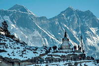 Debut d'une randonnee dans l'Himalaya, sur le mont Everest : le << toit du monde >>, sacre pour les bouddhistes, ne doit theoriquement pas etre gravi.
