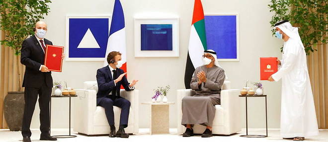 Emmanuel Macron avec le prince heritier d'Abu Dhabi Mohamed ben Zayed, lors de la signature du contrat portant sur l'achat de 80 Rafale, le 3 decembre a Dubai.  
