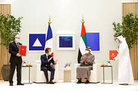 Emmanuel Macron avec le prince héritier d'Abu Dhabi Mohamed ben Zayed, lors de la signature du contrat portant sur l'achat de 80 Rafale, le 3 décembre à Dubaï.  
