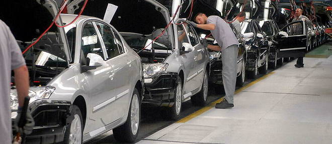 La production automobile est entravee par les difficultes d'approvisionnement. 
